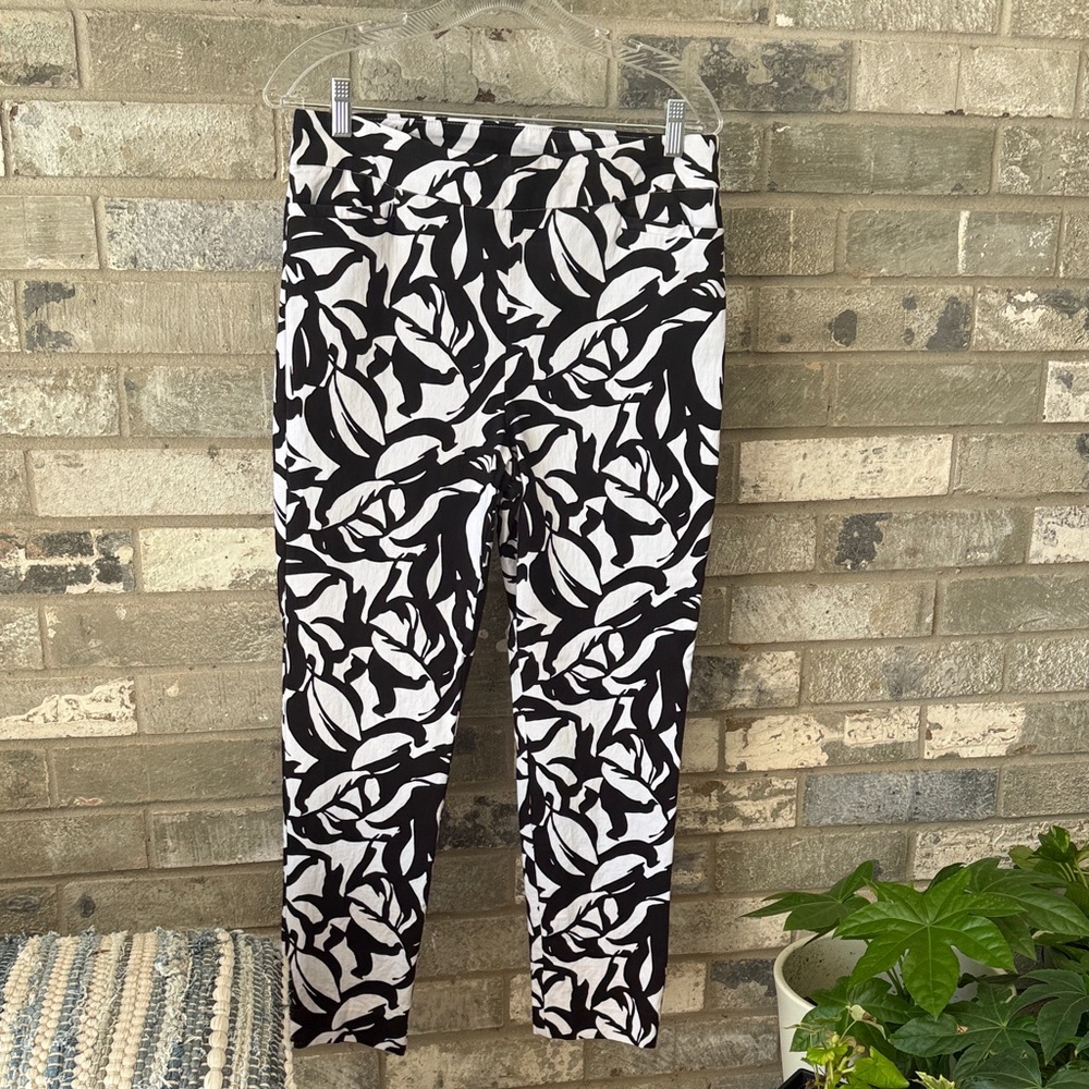 ❣️Chico’s  and White Patterned